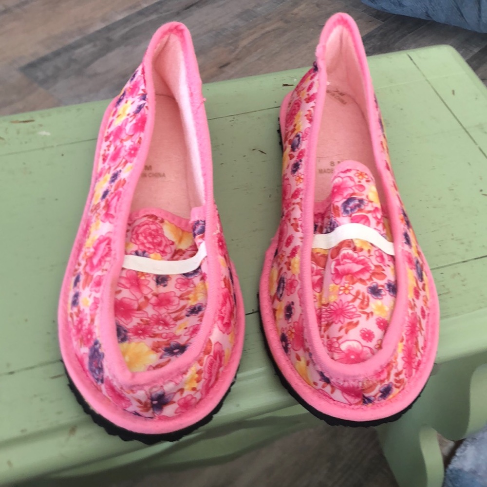 Size 8 Womens Pink Floarl Slippers New without Tags